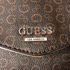 New. Classic Guess Shoulder/Crossbody Purse.